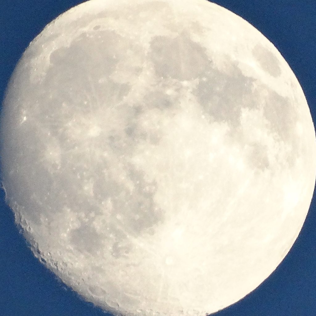 księżyc prawie w pełni