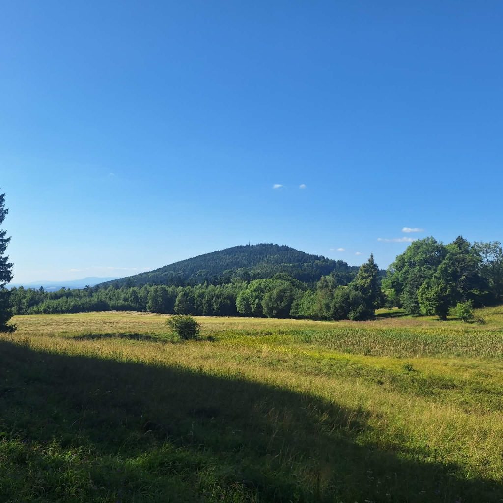 Na horyzoncie widać skrawek morza