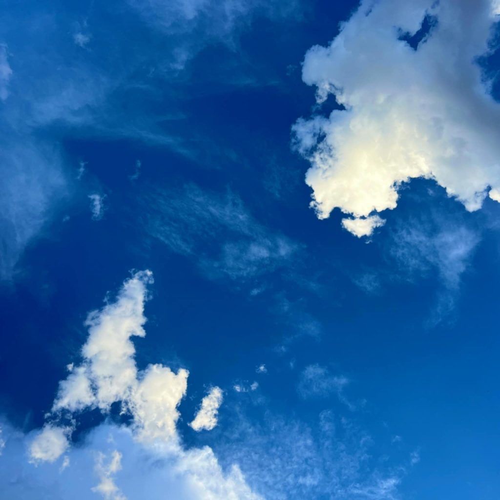 głębia błękitu nieba - platforma Pexels