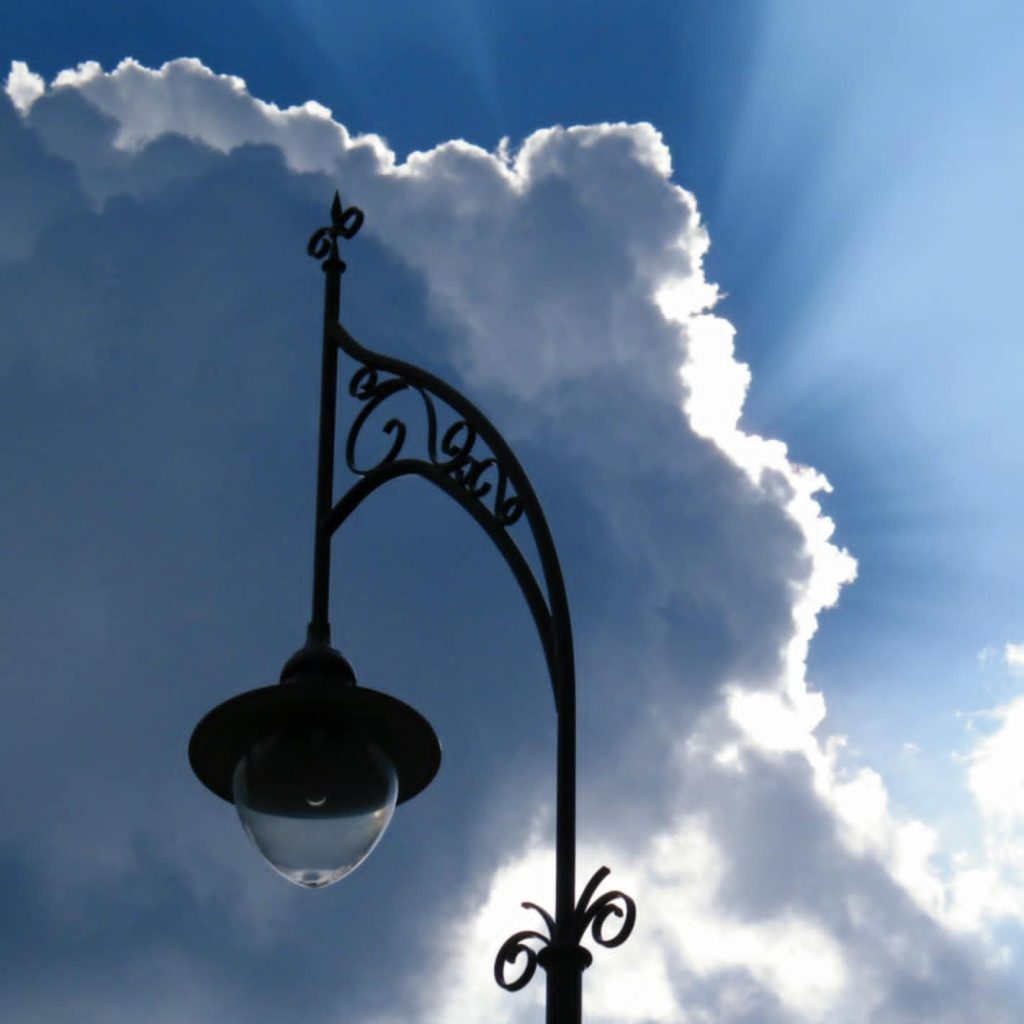 lampa na tle świetlistego nieba