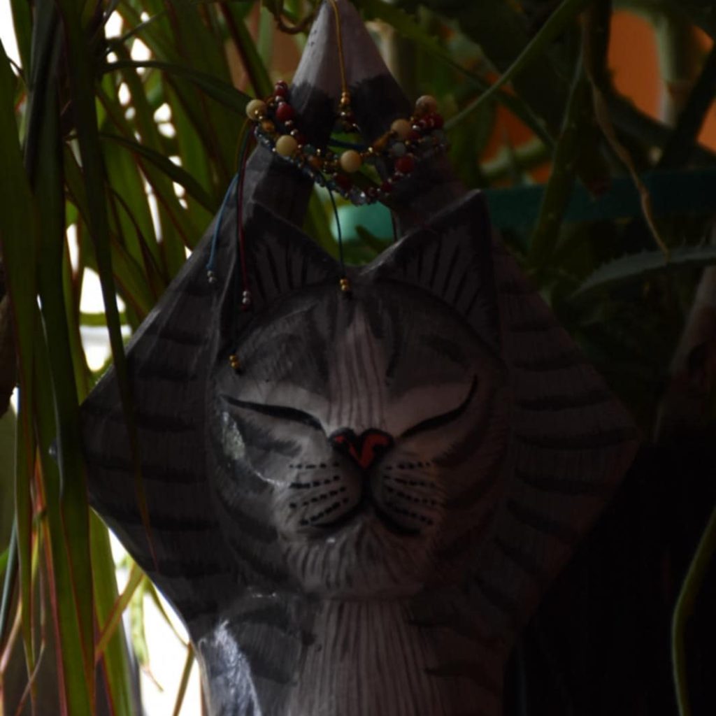 Biżuteria na figurce kota